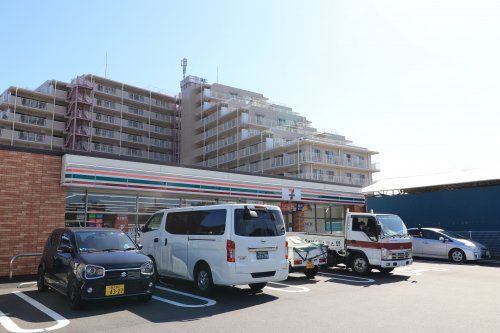 近くのセブンイレブン 横須賀舟倉店まで496m（徒歩7分）