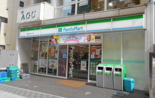 近くのファミリーマート横須賀中央駅前店まで422m（徒歩6分）
