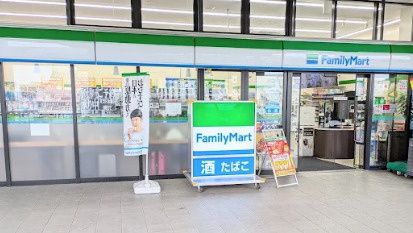 近くのファミリーマート JR久宝寺駅前店まで490m(徒歩7分)