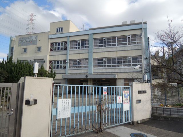 近くの門真市立四宮小学校まで285m(徒歩4分)