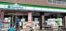 近くのファミリーマート 小金井桜町三丁目店まで517m（徒歩7分）