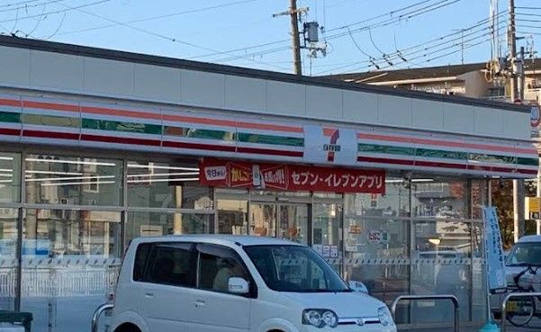 近くのセブンイレブン 高槻芝生町3丁目店まで765m(徒歩10分)