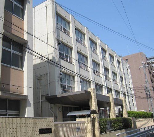 近くの鷺洲小学校まで672m(徒歩9分)