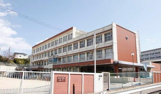 近くの名古屋市立西城小学校まで593m（徒歩8分）