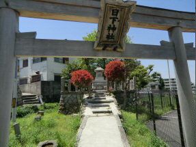 近くの日下神社まで1,295m（徒歩17分）