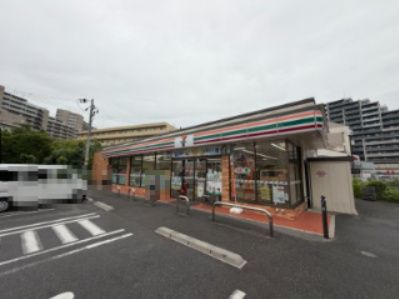 近くのセブンイレブン豊中東泉丘店まで409m（徒歩6分）