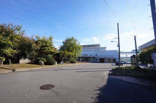 近くの金津中学校まで1,472m(徒歩19分)