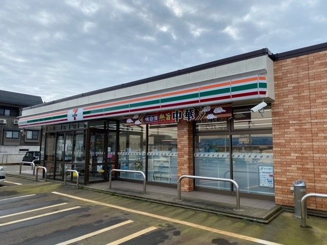 近くのセブンイレブン小千谷千谷川店まで329m(徒歩5分)