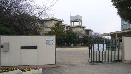 近くの寝屋川市立第九中学校まで767m(徒歩10分)