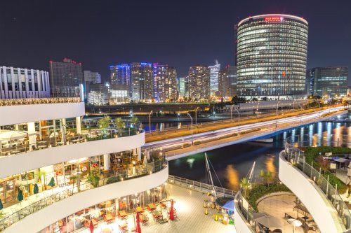 近くの横浜ベイクォーターまで775m(徒歩10分)