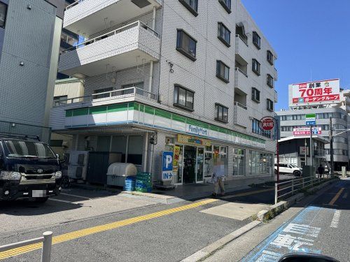 近くのファミリーマート さいたま白幡四丁目店まで199m(徒歩3分)