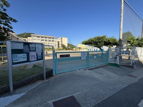 近くの神戸市立鶴甲小学校まで5,288m(徒歩67分)