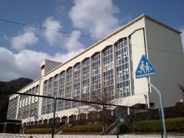 近くの神戸市立布引中学校まで1,366m（徒歩18分）