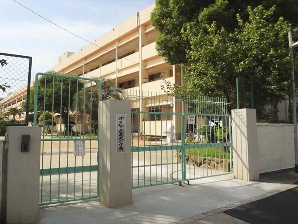 近くの神戸市立高丸小学校まで635m（徒歩8分）