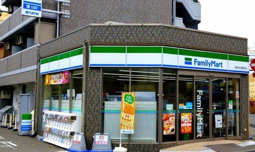 近くのファミリーマート 阪急中津駅前店まで256m（徒歩4分）