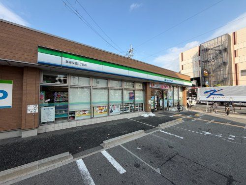 近くのファミリーマート箕面牧落三丁目店まで1,118m(徒歩14分)