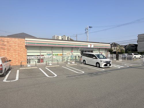 近くのセブンイレブン　池田呉服町店まで895m（徒歩12分）