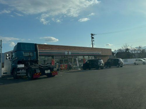 近くのセブンイレブン 四国中央川之江町港通店まで852m(徒歩11分)