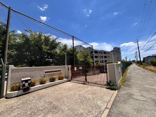近くの豊中市立第十八中学校まで414m(徒歩6分)