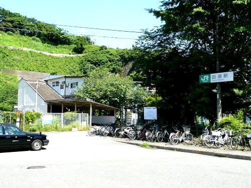 近くの田浦駅まで1,443m(徒歩19分)