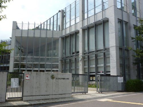 近くの川口市立戸塚南小学校まで621m(徒歩8分)