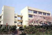 近くの神戸市立雲雀丘中学校まで819m(徒歩11分)