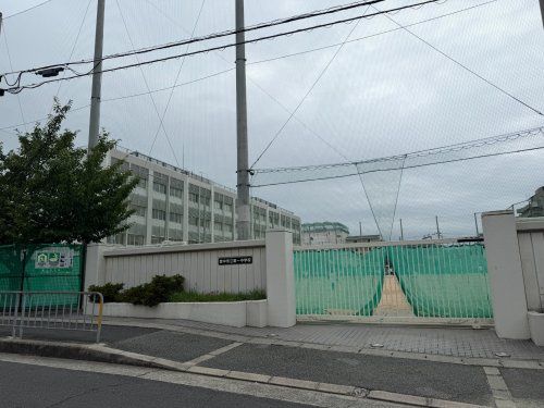 近くの豊中市立第一中学校まで523m(徒歩7分)