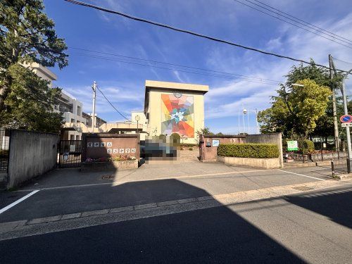 近くの豊中市立第三中学校まで616m(徒歩8分)