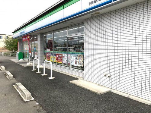 近くのファミリーマート 伊勢崎市場町店まで100m(徒歩2分)