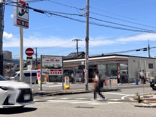 近くのセブンイレブン大阪空港駅前店まで641m(徒歩9分)