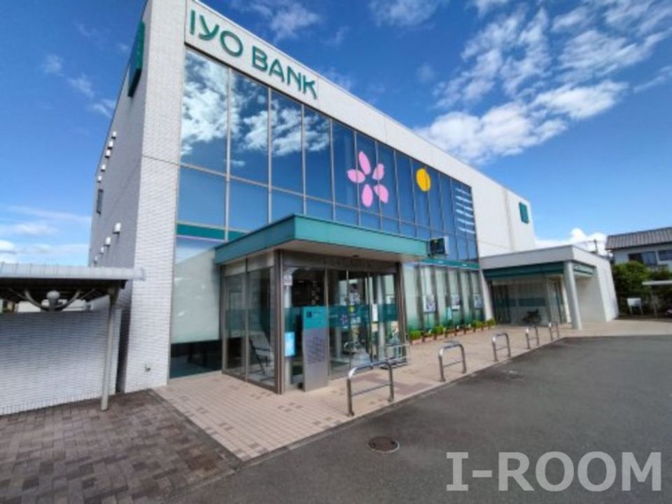 近くの伊予銀行古川支店まで409m（徒歩6分）