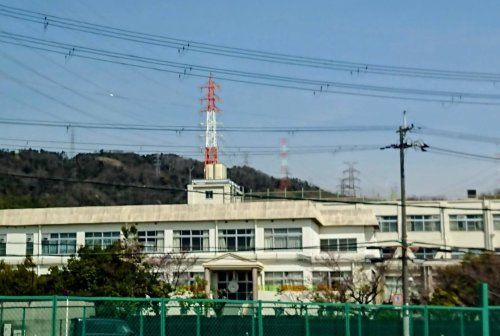 近くの高槻市立五領小学校まで386m(徒歩5分)