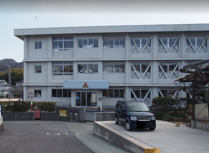 近くの江田島市立中町小学校まで5,320m(徒歩67分)