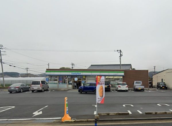 近くのファミリーマート大村小路口店まで380m（徒歩5分）