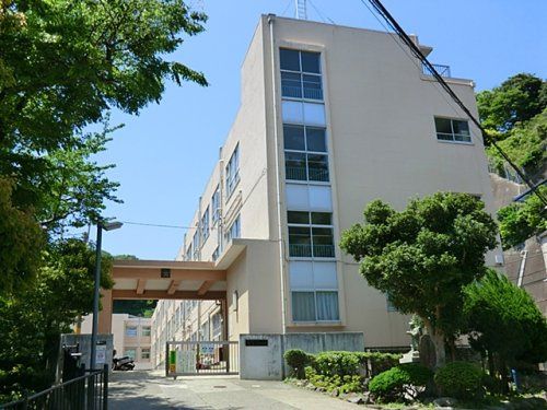 近くの横須賀市立逸見小学校まで1,025m（徒歩13分）