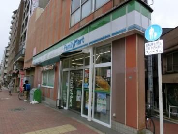 近くのファミリーマート 東中野駅前店まで313m(徒歩4分)
