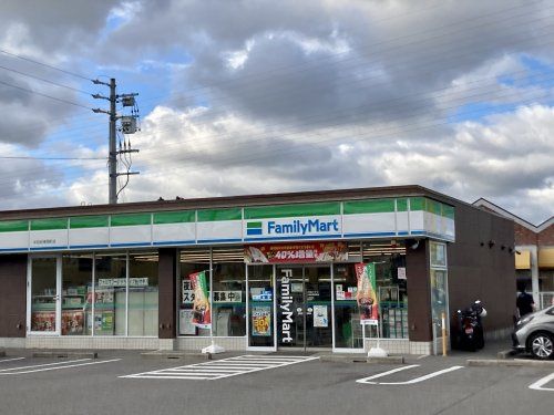 近くのファミリーマート半田岩滑西町店まで547m(徒歩7分)