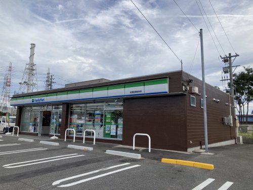 近くのファミリーマート武豊冨貴駅東店まで874m(徒歩11分)