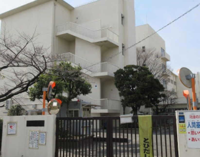 近くの鳥飼西小学校まで547m(徒歩7分)