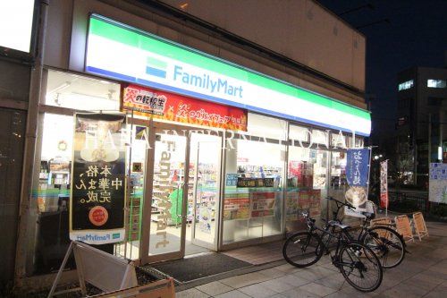 近くのファミリーマート東上野四丁目店まで1,067m（徒歩14分）