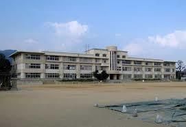 近くの神戸市立魚崎小学校まで1,101m（徒歩14分）