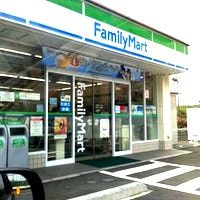 近くのファミリーマートまで459m（徒歩6分）