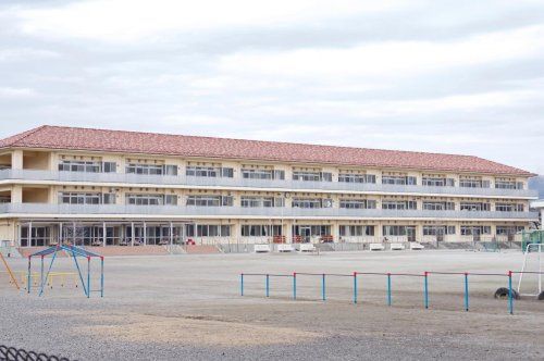 近くの太田市立藪塚本町小学校まで1,594m(徒歩20分)