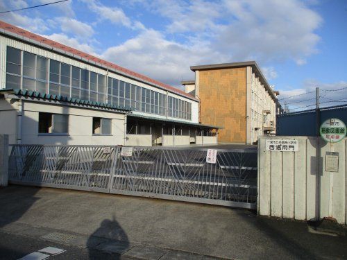 近くの一宮市立丹陽南小学校まで1,052m（徒歩14分）