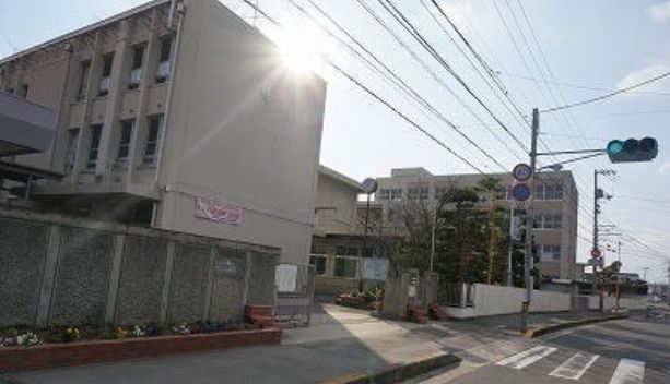 近くの高松市立多肥小学校まで1,227m(徒歩16分)