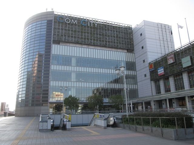 近くのCOM CITY(コム シティ)まで1,722m（徒歩22分）
