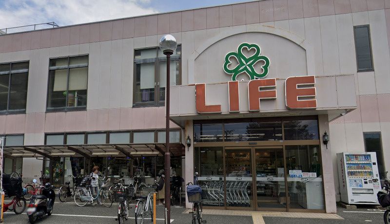 近くのライフ八尾竹渕店まで152m（徒歩2分）