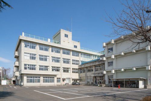 近くの仙台市立東宮城野小学校まで662m(徒歩9分)