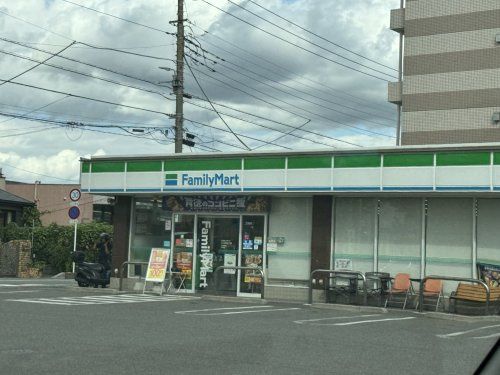 近くのファミリーマート さいたま西堀三丁目店まで695m（徒歩9分）
