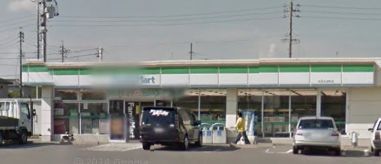 近くのファミリーマート・半田大池町店まで305m(徒歩4分)